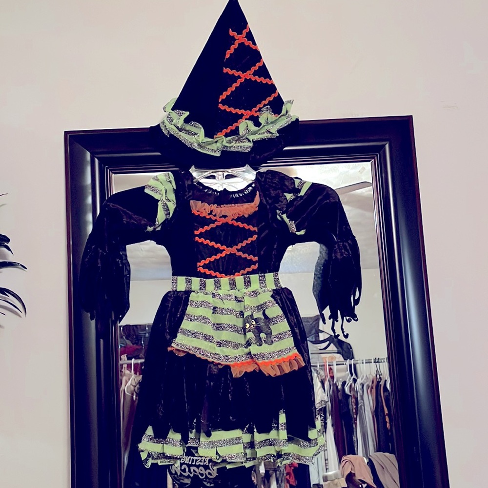Halloween witch costume toddler size 2-ish